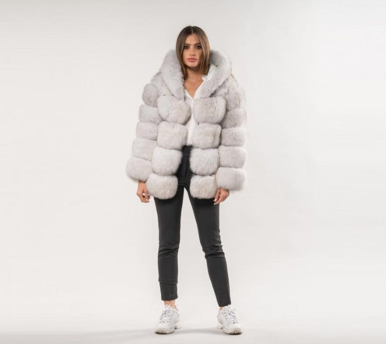 Hochwertige, warme Damen Winterjacke, kurz & luxuriös. Mit Kappenkragen für Eleganz und Gemütlichkeit.