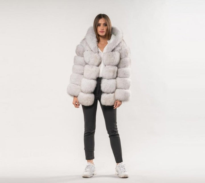 Hochwertige, warme Damen Winterjacke, kurz & luxuriös. Mit Kappenkragen für Eleganz und Gemütlichkeit.