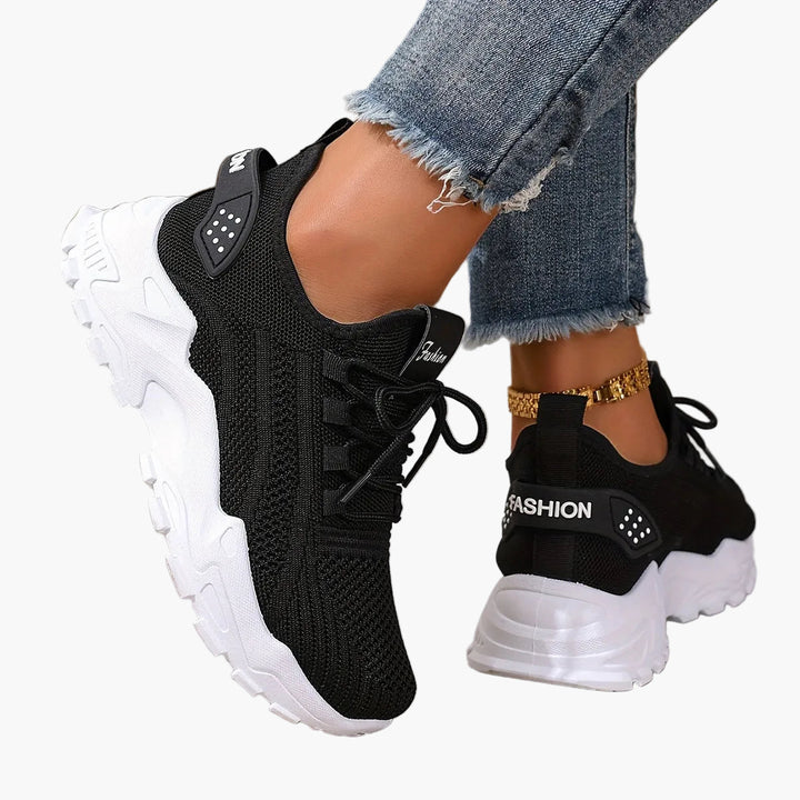 Vorderansicht: Trendige schwarze Damen Turnschuhe, perfekt für jeden Anlass & Alltag.
