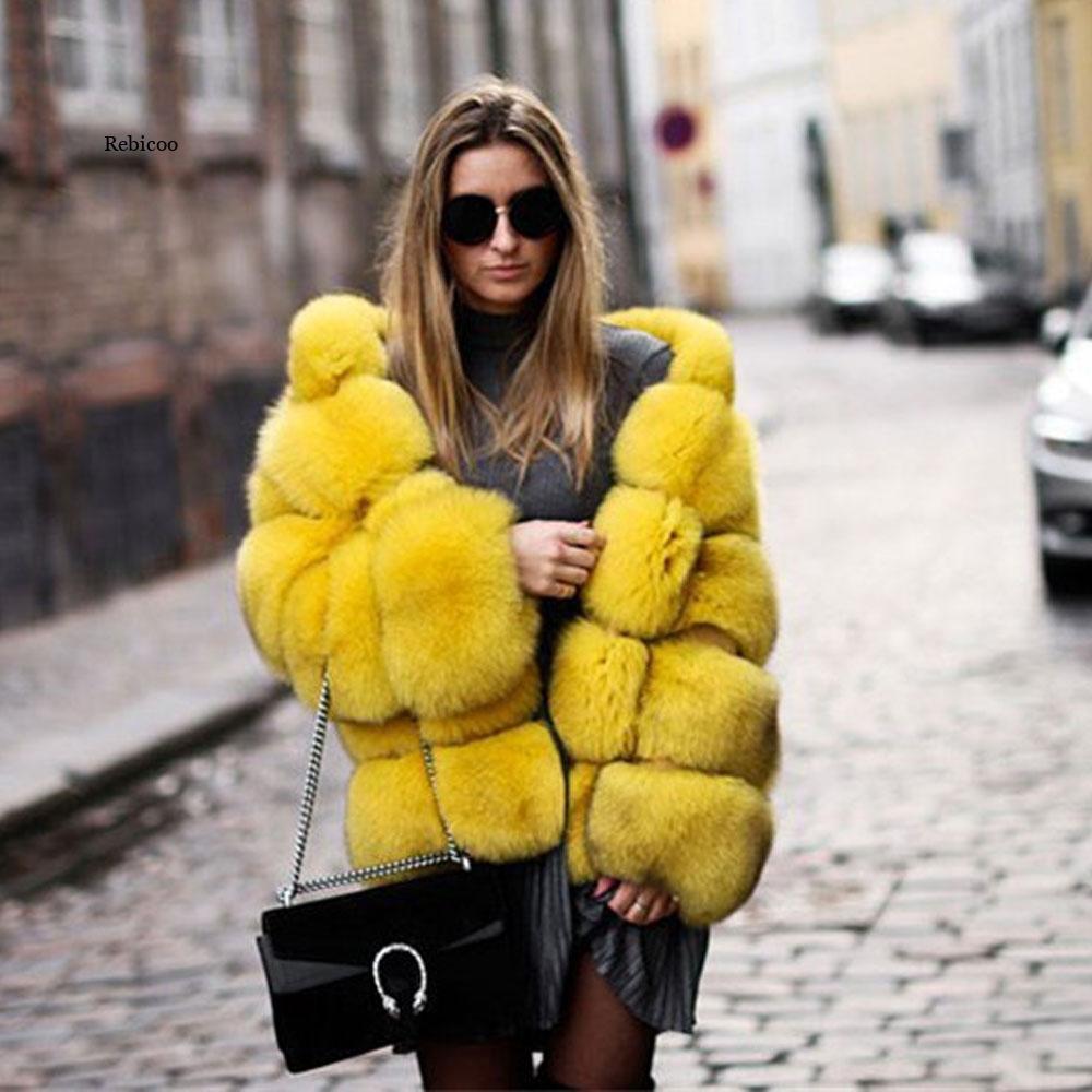 Elegante, warme Damen-Kurzjacke mit Kappenkragen für stilvolle Wintertage. Perfekt für Alltag & festliche Anlässe.