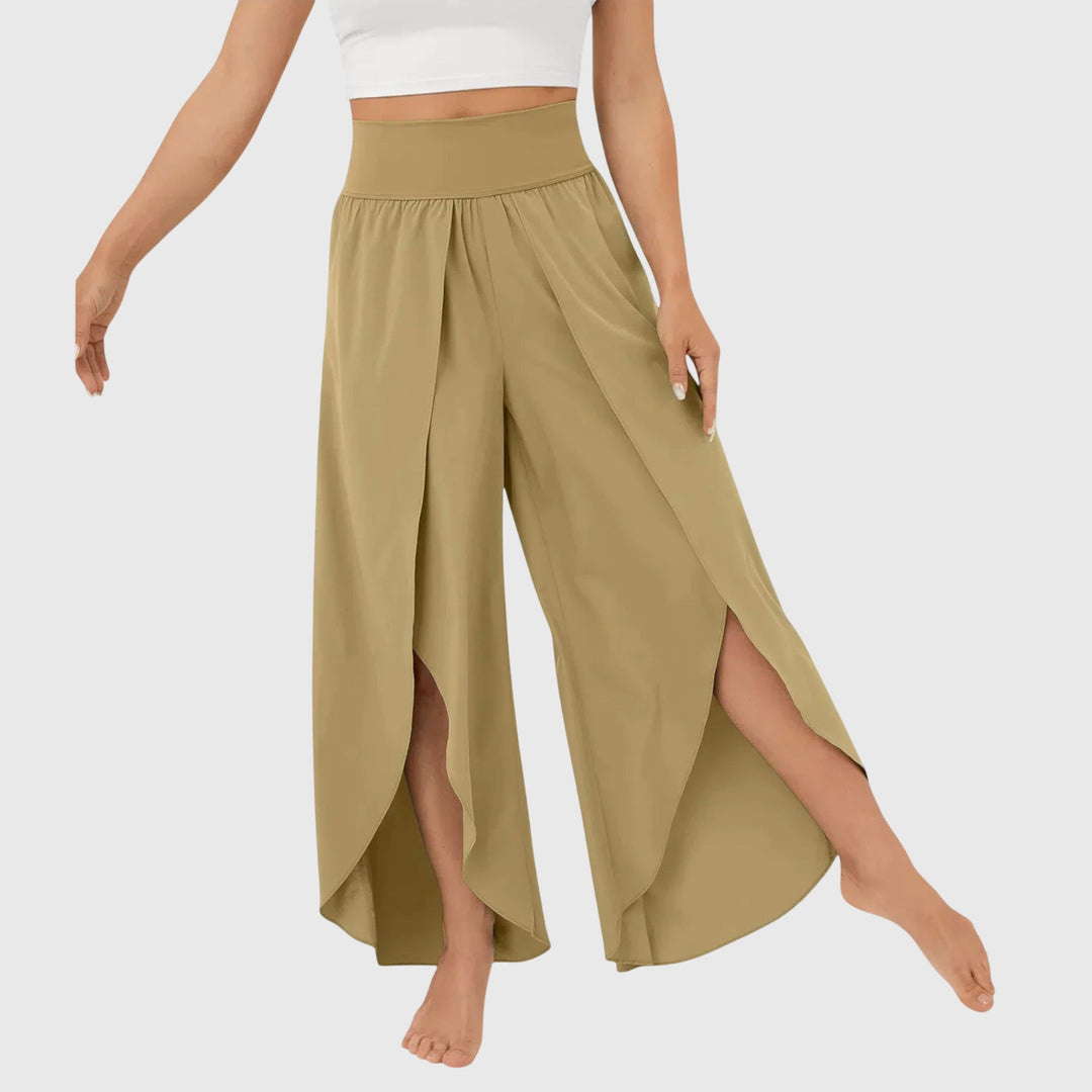 Moderne Flare Damenhose mit weitem, fließendem Bein, ideal für einen lässig-eleganten Sommerauftritt.