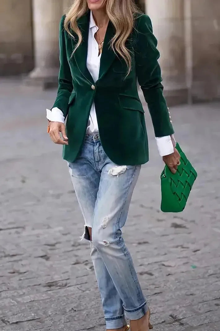 Detailaufnahme: Roter Damenblazer mit Ein-Knopf-Verschluss & hochwertigem Stoff.
