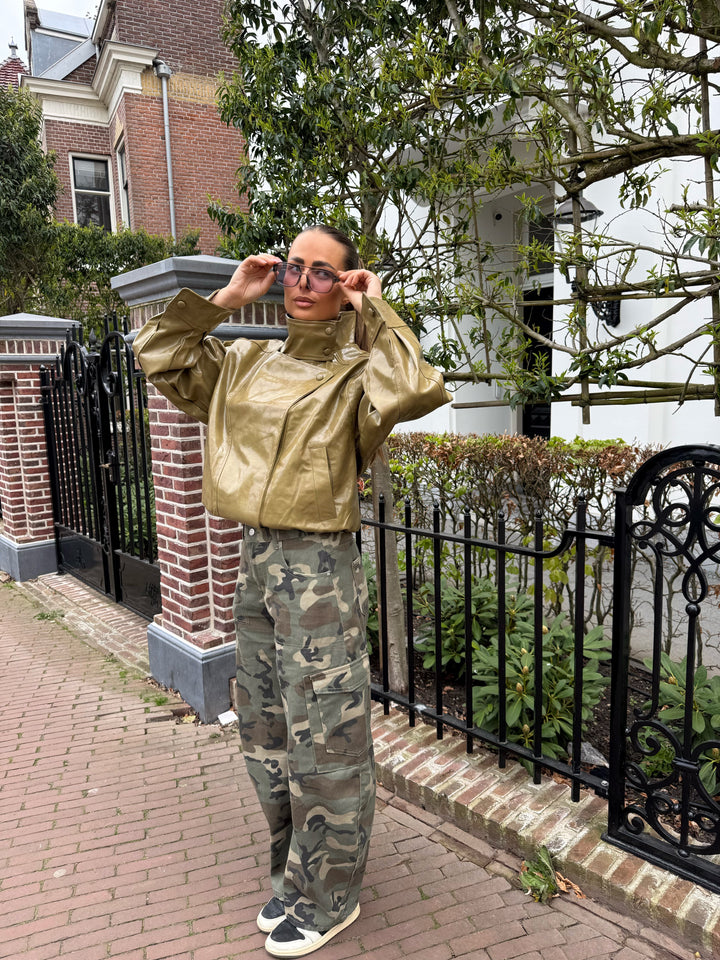Frauen Mode: Damen Cargo-Jeans Camouflage mit Stretchbund. Kombinierbar für lässige Alltags-Looks.