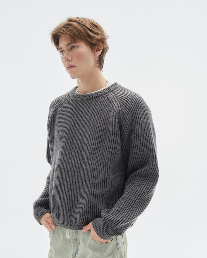 Bequemer grauer Herren Rundhals Pullover, lässiger Schnitt, ideal für entspannte Herrenmode.