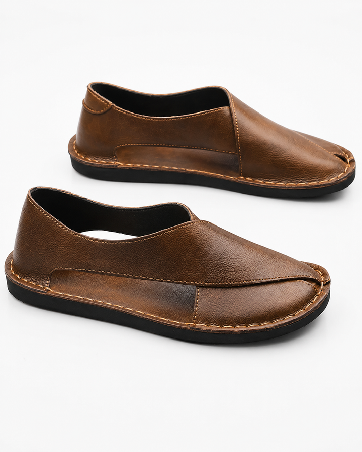 Braune Herren Komfort Slipper mit geschlossener Zehe. Ideal für Freizeit & Reisen, leichter Slip-on Bequemschuh für Herren.