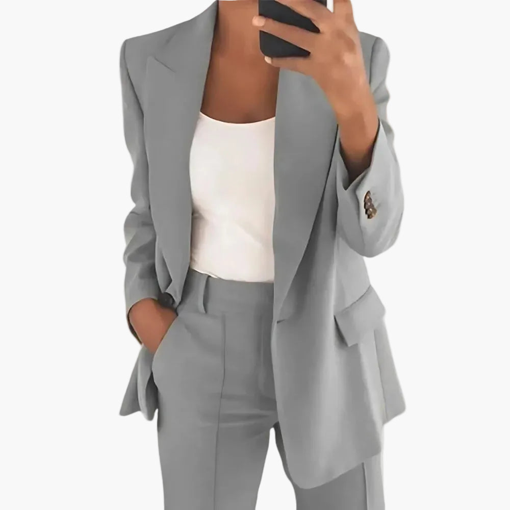 Modernes Detail am Damen Blazer des Hosenanzugs. Vielseitige, elegante Businesskleidung für jedes Bürooutfit.