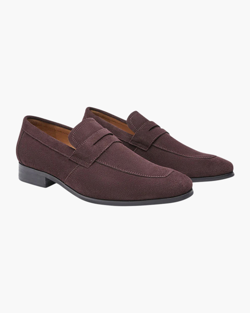 Nahaufnahme des braunen Herren Penny-Loafers, detailreiche Steppnaht und hochwertiges Leder sichtbar.
