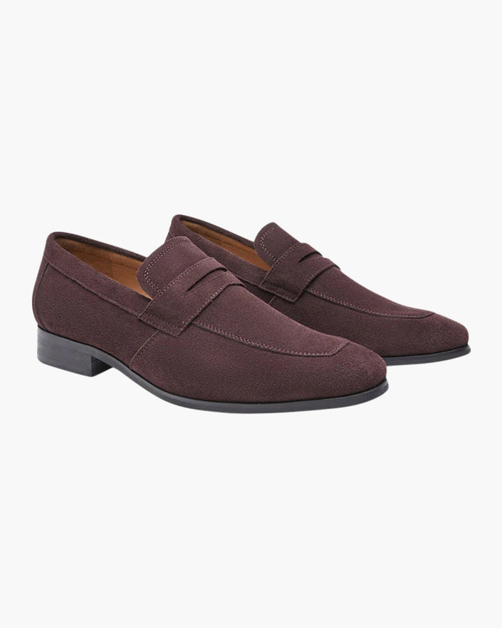 Nahaufnahme des braunen Herren Penny-Loafers, detailreiche Steppnaht und hochwertiges Leder sichtbar.