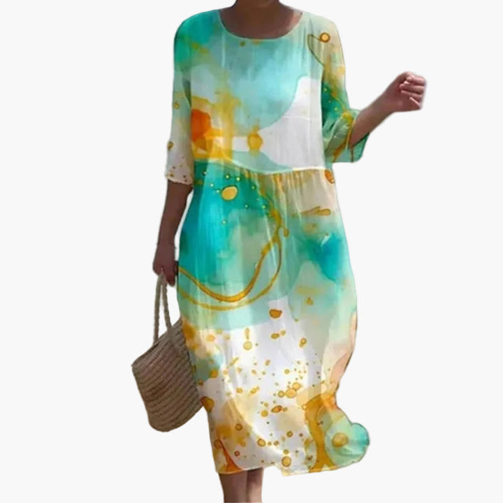 Modisches Damenkleid mit Blumen, locker fallend, ideal für ein schönes Sommer-Outfit oder Strandurlaub.