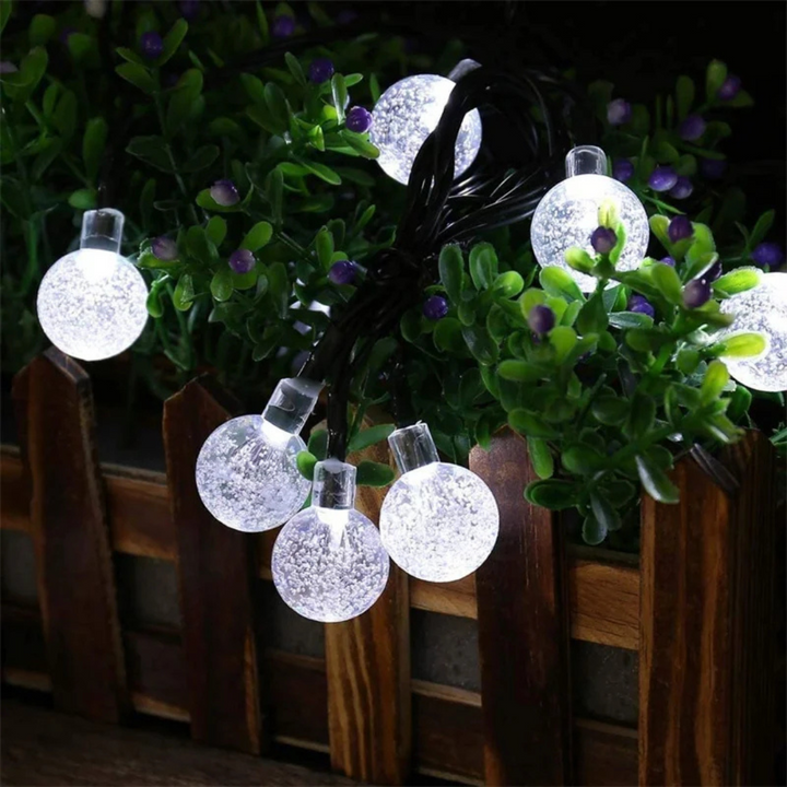Langlebige LED-Solarlichterkette mit Kristallkugeln, perfekt als wetterfeste Weihnachtsbeleuchtung.