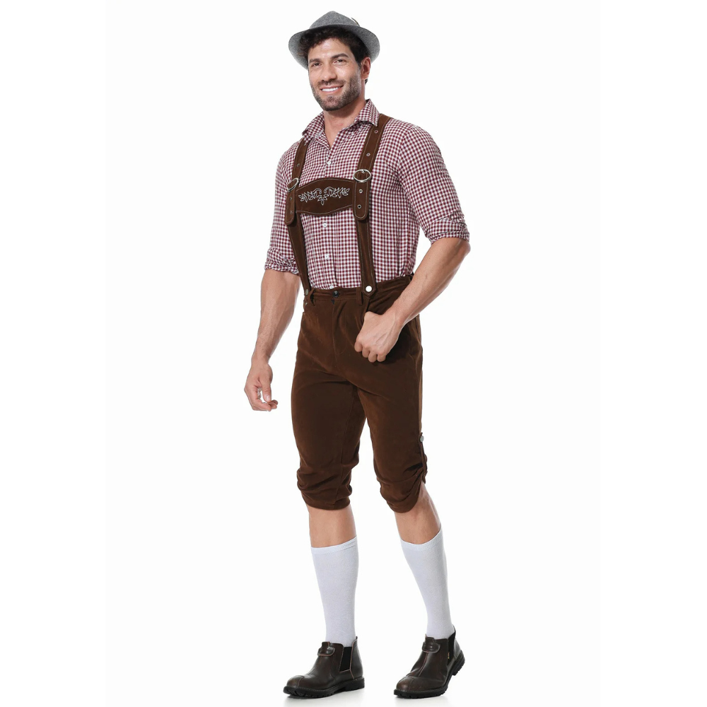 Stilvolles Herren Trachten Komplettset: robuste Lederhose, kariertes Trachtenhemd & traditionelle Krawatte fürs Oktoberfest.