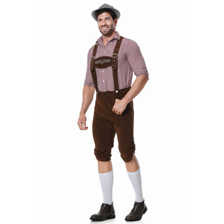 Stilvolles Herren Trachten Komplettset: robuste Lederhose, kariertes Trachtenhemd & traditionelle Krawatte fürs Oktoberfest.