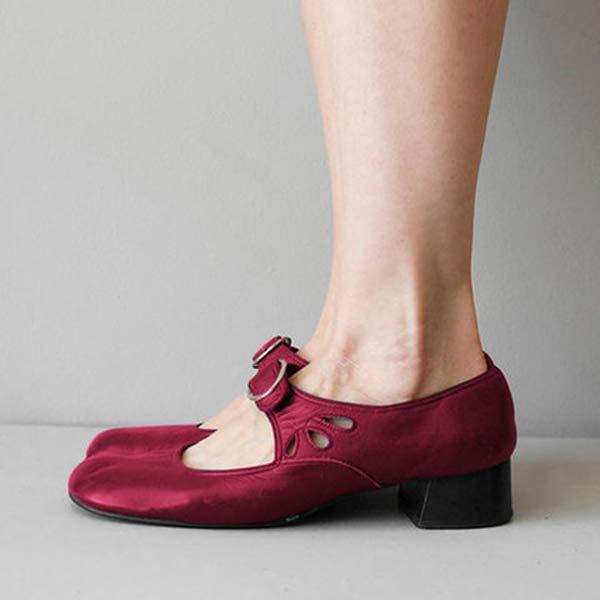 Komfortable Damen Keilabsatzsandalen mit verstellbarer Schnalle und profilierter, rutschfester Laufsohle.