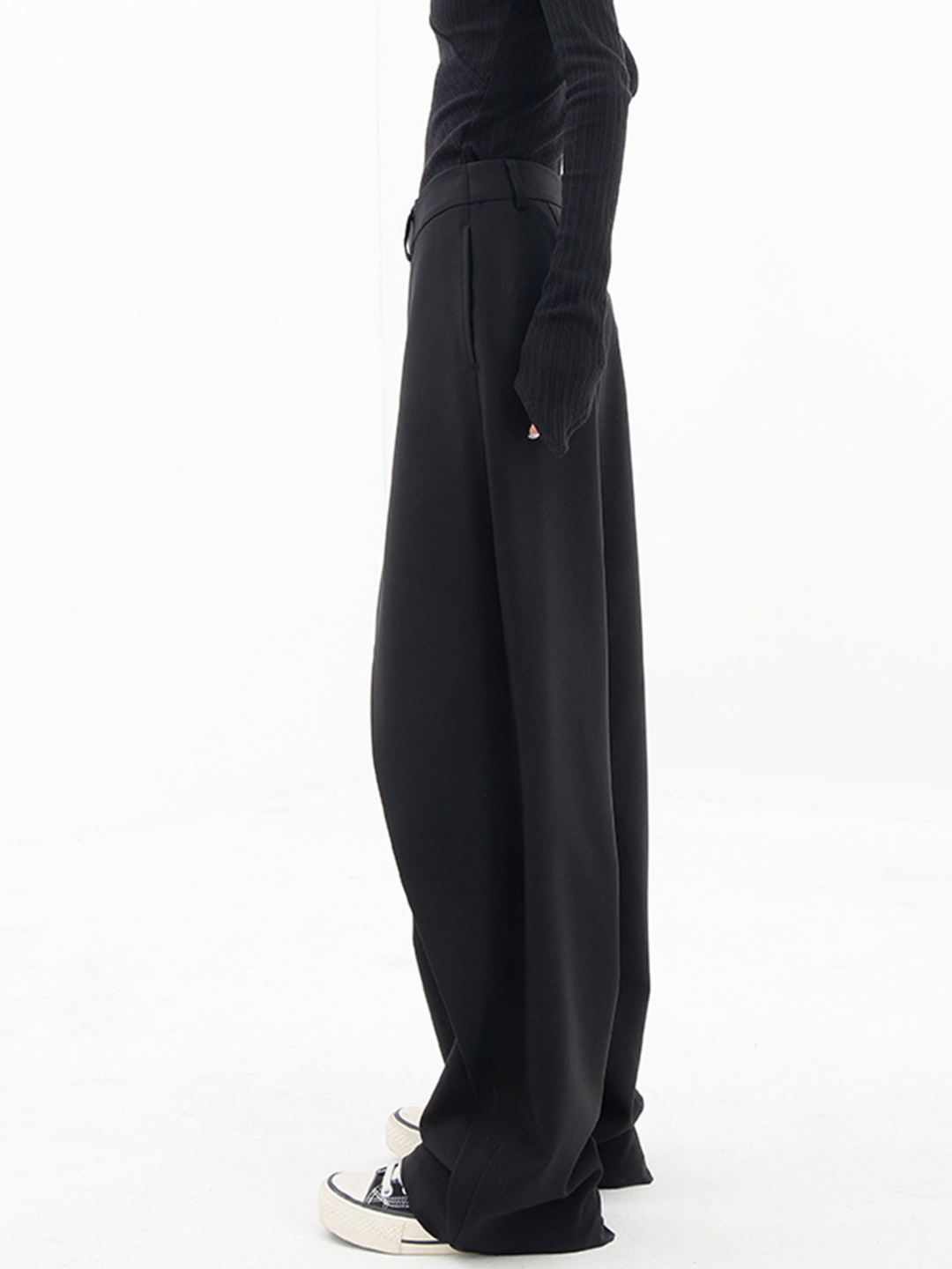 Seitenansicht der grauen Damen Baggy-Hose, weitgeschnitten & asymmetrisch. Vielseitige Freizeithose im Streetwear-Look.