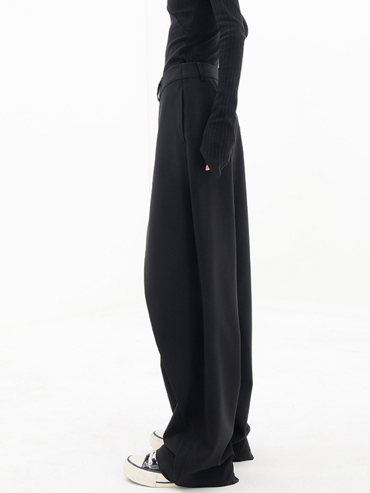 Seitenansicht der grauen Damen Baggy-Hose, weitgeschnitten & asymmetrisch. Vielseitige Freizeithose im Streetwear-Look.
