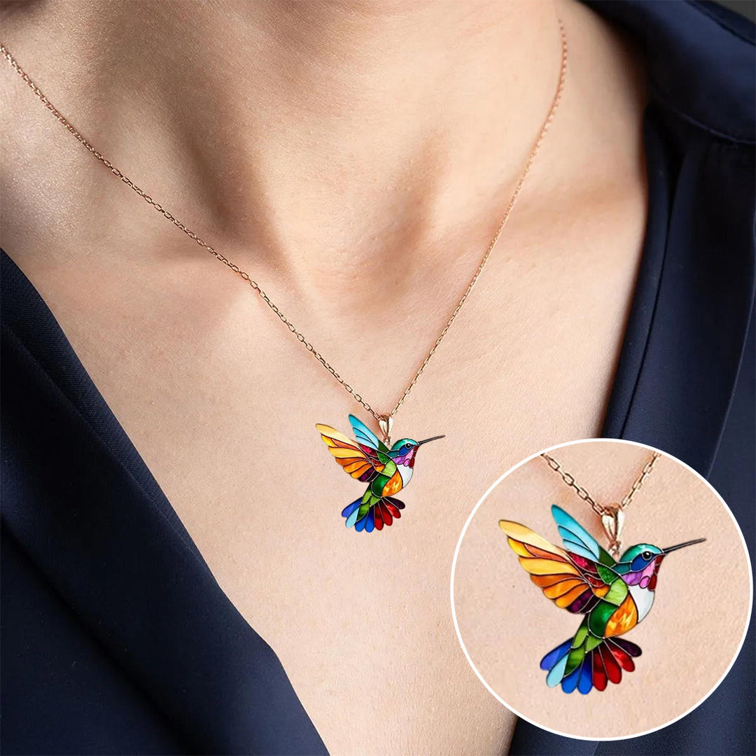 Eleganter Kolibri Anhänger an Damenhalskette, feiner Vogelschmuck für Frauen, lebendiges Statement-Accessoire.