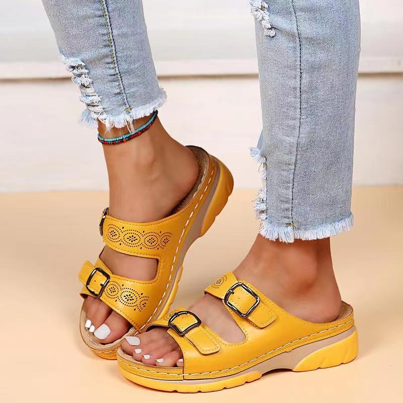 Robuste Sohle und Fußgewölbestütze der orthopädischen Damensandalen für stabilen Gang im Sommer.