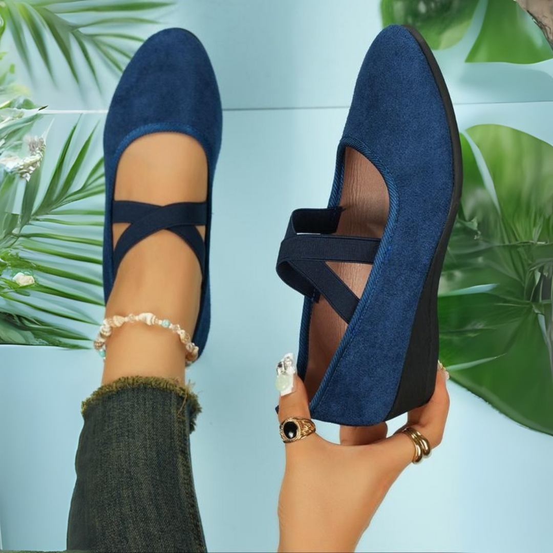 Damen-Slipper mit geschlossenem Keilabsatz & stützender Sohle. Bequeme, elegante Slip-on Schuhe für den ganzen Tag.