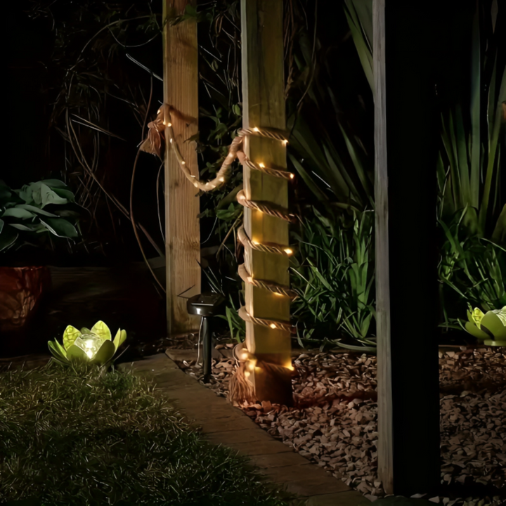 Garten Solarlichterkette rustikal, solarbetrieben, LED Seilleuchte für stimmungsvolle Terrassenbeleuchtung.