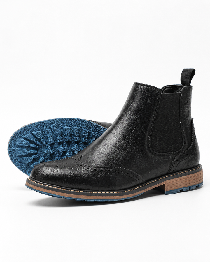 Klassische schwarze Brogue Stiefel für Herren, stilvolles Design, ideal für Herbst- & Wintermode.