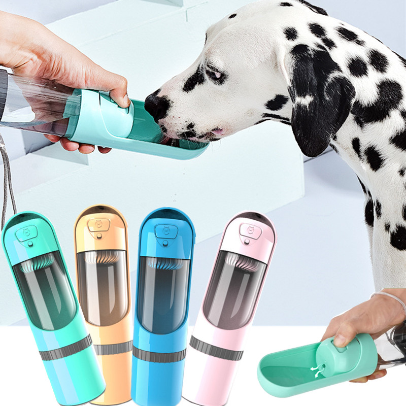 Robuste Outdoor Hundeflasche für unterwegs. Praktischer Futterspender und Wasserflasche für Wanderungen und Reisen.