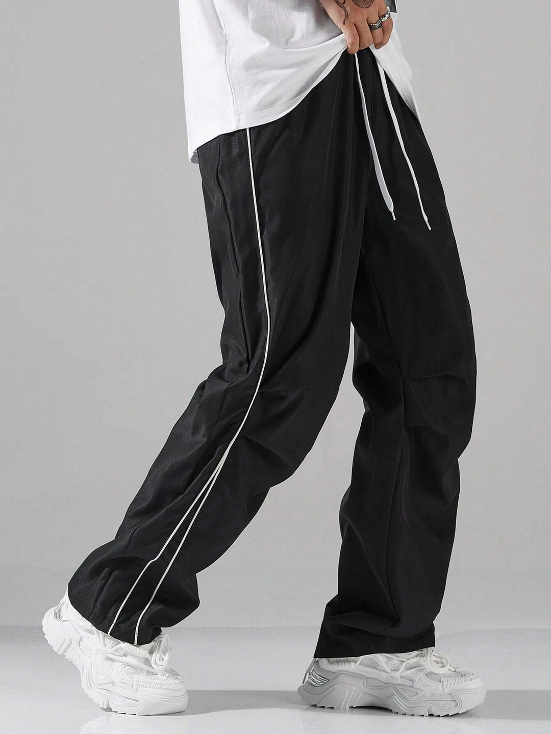 Moderne schwarze Herren Trainingshose mit entspanntem Schnitt & geradem Bein. Ideal als bequeme Alltags- & Streetwear Hose.