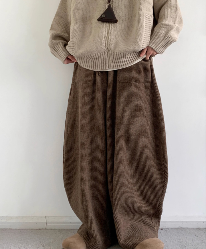 Trendige Damen Wide Leg Hose in Braun, mit Kordelzug, perfekt als bequeme Casual Hose oder Modehose.
