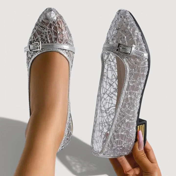 Moderne silberne Damen Pumps mit bequemem, niedrigem Absatz. Vielseitiger Business Schuh.