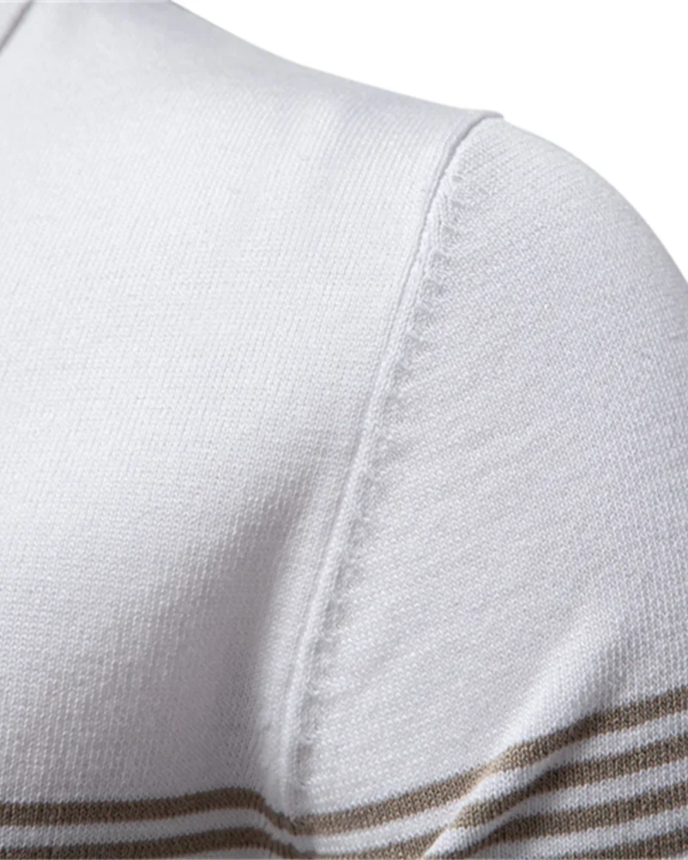 Detailansicht: Gestreiftes Herren Poloshirt, hochwertige Freizeitkleidung für stilvolle Männer.