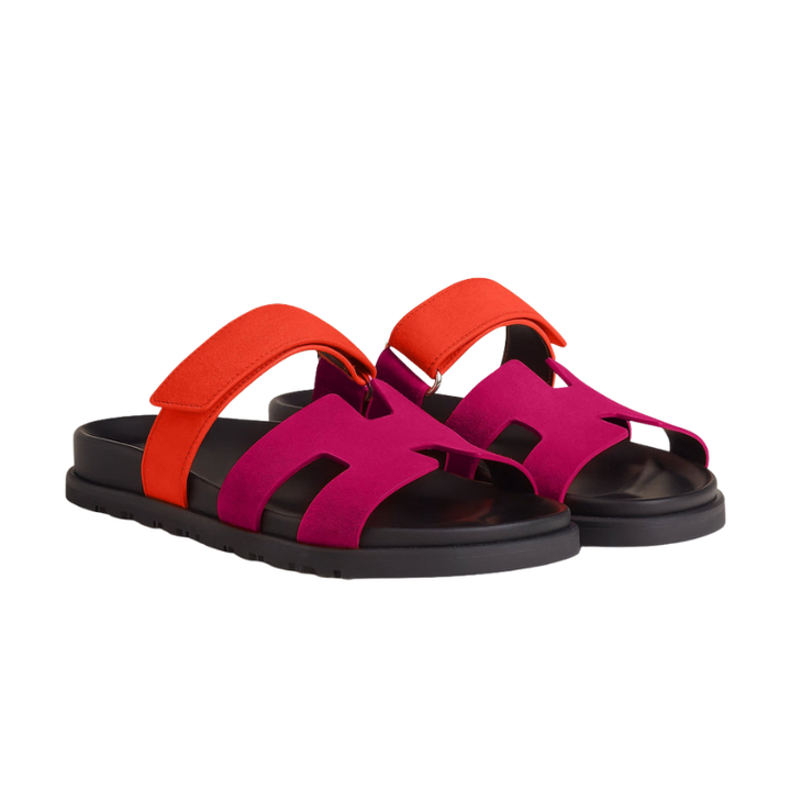 Funktionale und modische Damensandalen, speziell für Strand und Stadt entworfen. Komfortable Urlaubsschuhe.