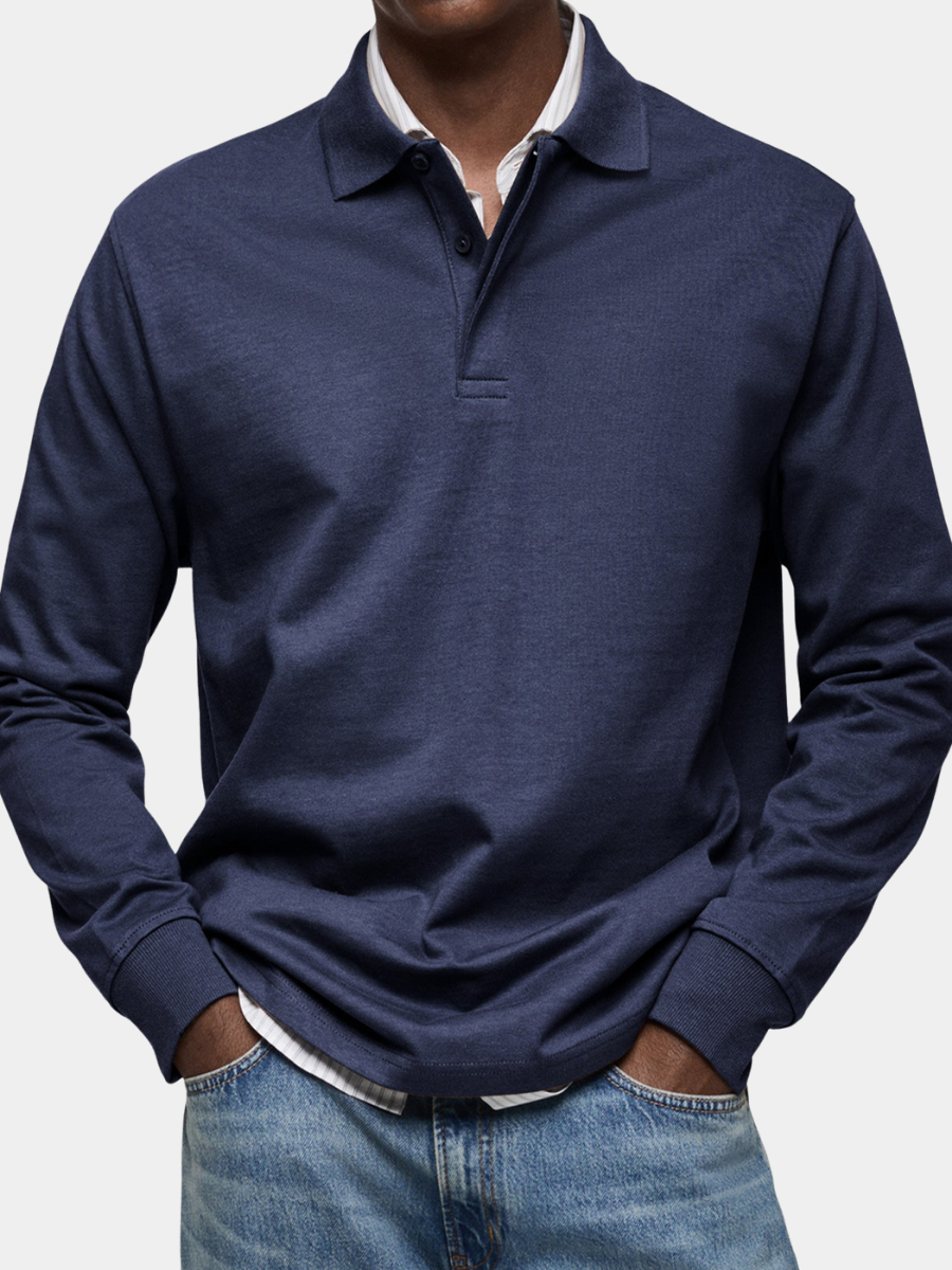 Herren Langarm-Poloshirt in einer urbanen Umgebung, beweist Stil und Eleganz für den modernen Mann.