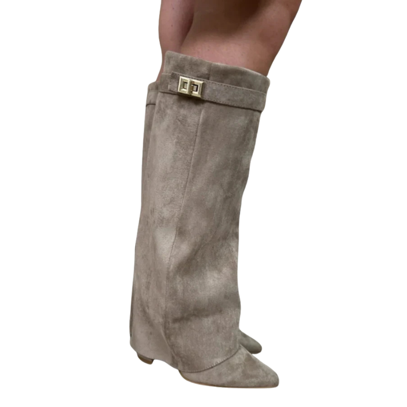 Klassische elegante Damenstiefel, kniehoch, mit robustem Blockabsatz und feiner Schnalle, für einen zeitlosen Look.