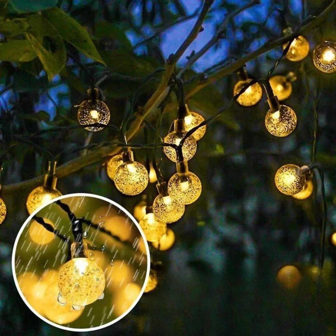 Energieeffiziente Solarlichterkette mit LED-Kugeln für charmante Außenbeleuchtung im Garten oder auf der Terrasse.