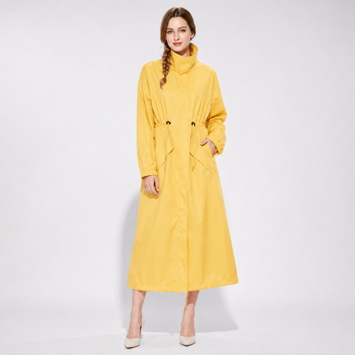 Damen Regenmantel Rainora mit Kapuze & Reißverschluss. Praktische Regenjacke für den Alltag.