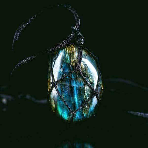 Ovaler Labradorit Drachenherz Anhänger an einer Damenhalskette. Mystischer Schutzschmuck, handgefertigt.