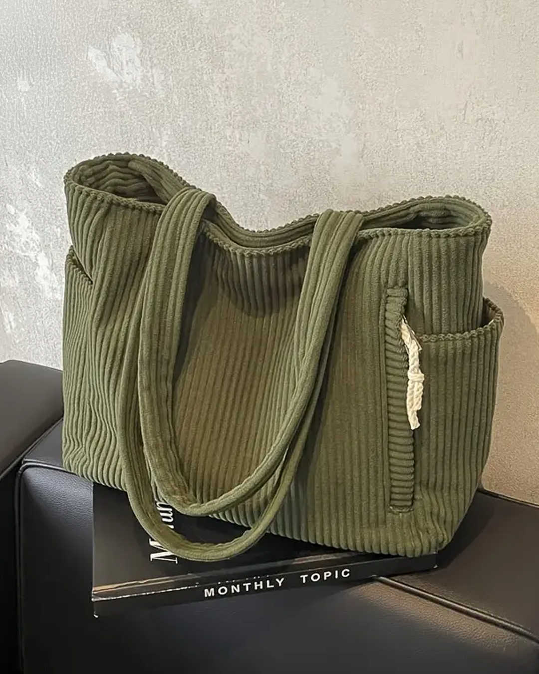 Elegante schwarze gerippte Damen Tragetasche, perfekt als Büro- oder Alltagstasche.