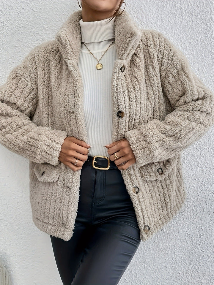 Wendbarer Damen Samtknopf Cardigan für Herbst & Winter. Elegante, bequeme Strickjacke in modischem Design.