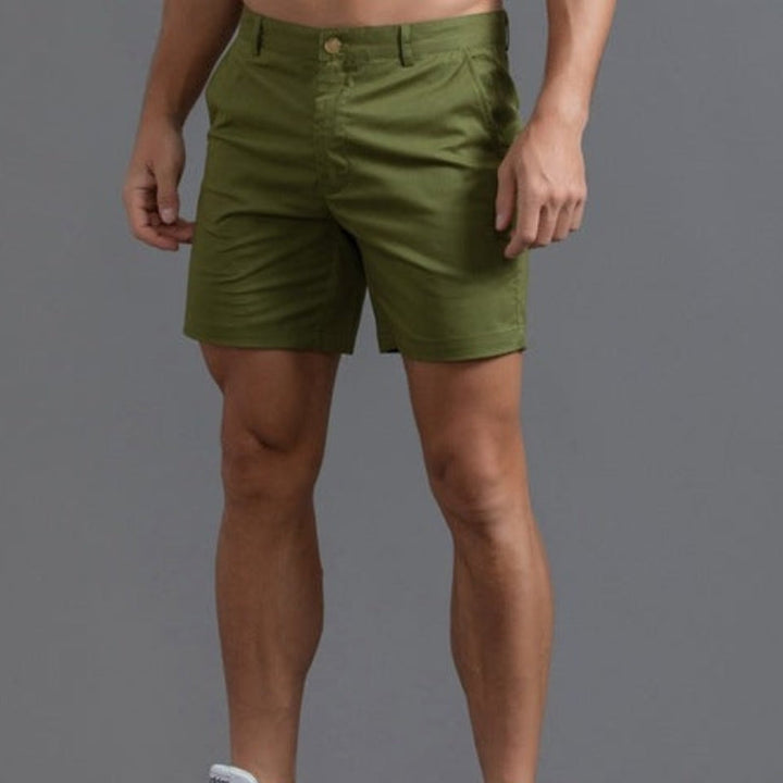 Ordentlich gefaltete atmungsaktive Herren Chino Shorts Sandro, leicht und bereit für den Sommerurlaub.