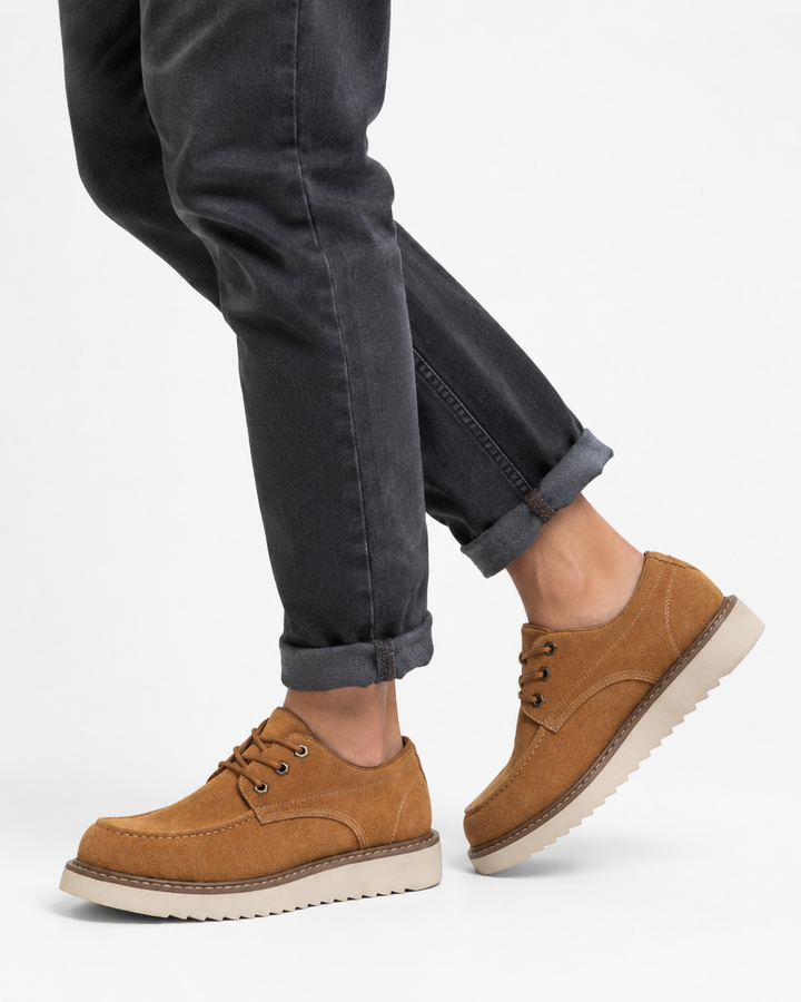 Detailansicht der feinen Schnürung und des glänzenden Leders der formellen Business Oxfordschuhe für Herren.