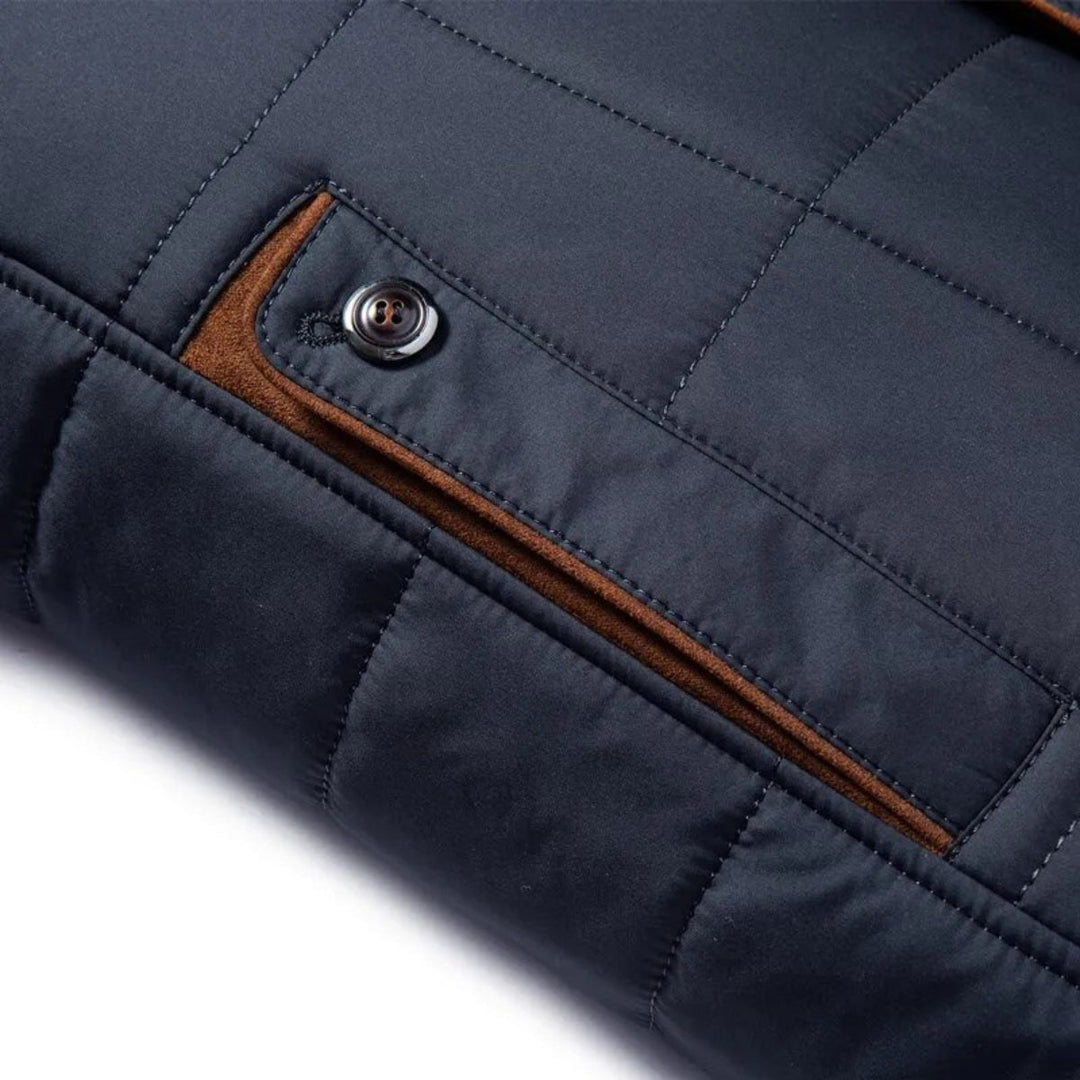 Detailaufnahme der strapazierfähigen, wasserdichten Herren Outdoorjacke mit Reißverschluss & Kapuze.