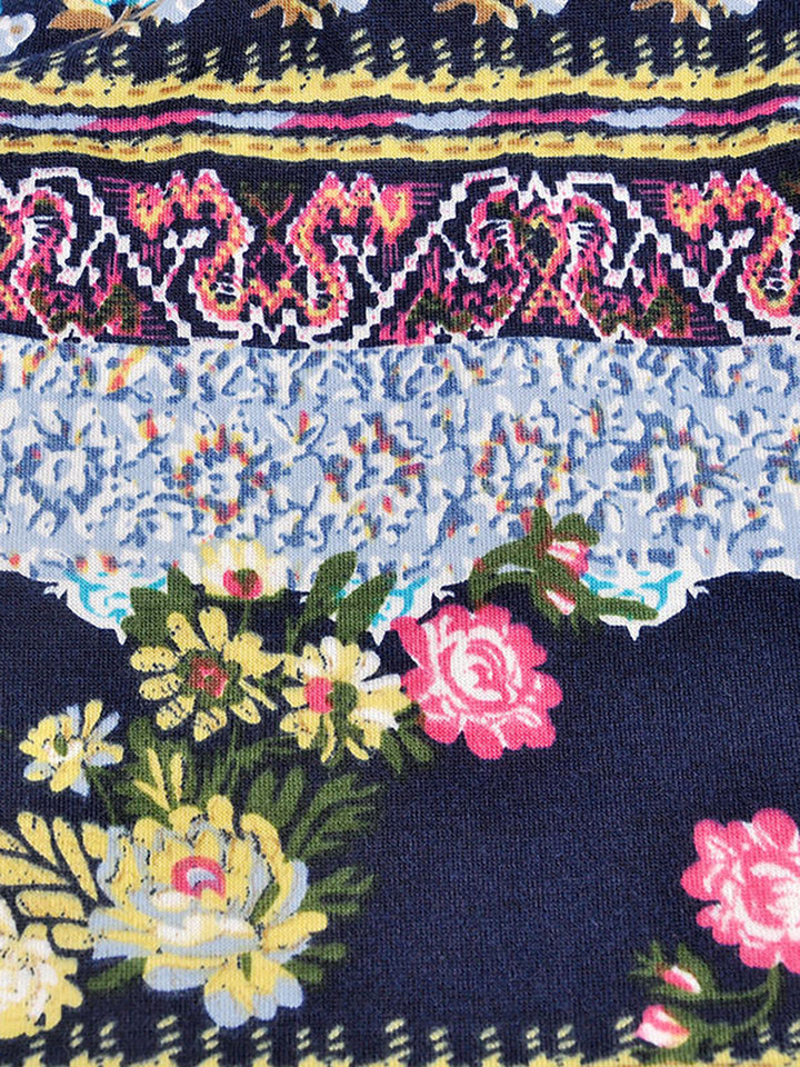 Beanie Mütze für Damen: Frühlingshaftes Blumenmuster auf einer stylischen Slouchy Kappe.