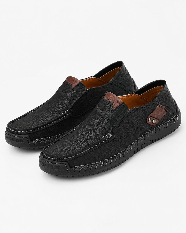 Mann trägt bequeme Herren Freizeitschuhe; Slip-On Design für einfaches An- und Ausziehen.
