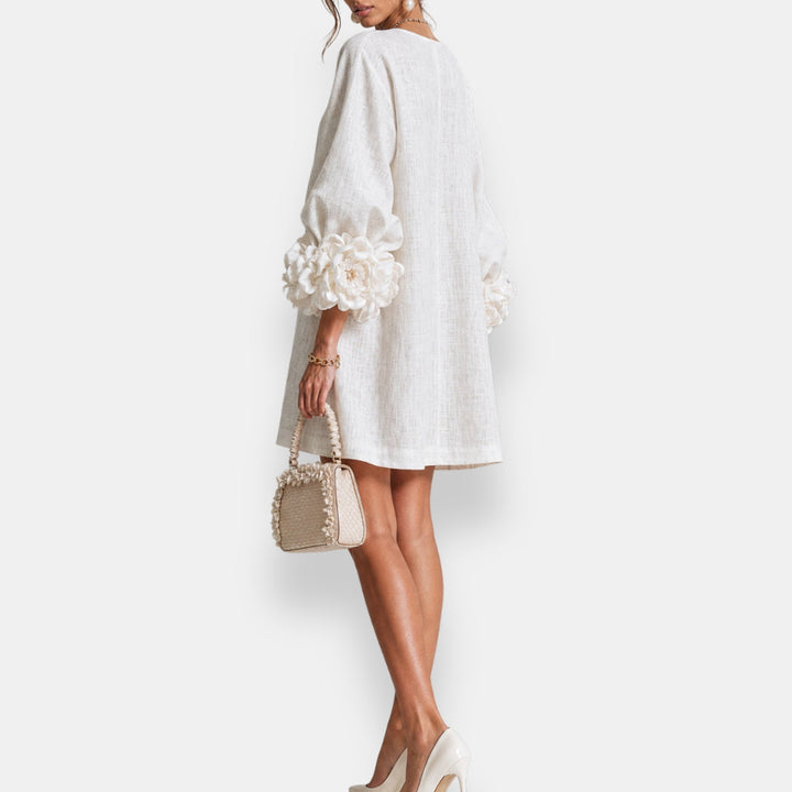Detailansicht des Blütenreliefs auf einem festlichen Damen Sommerkleid mit Knopfleiste.