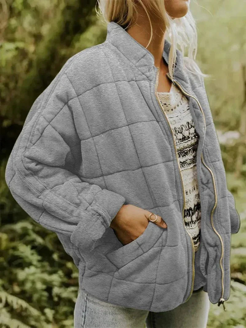 Grüne Damen Übergangsjacke Amaria, modisch und bequem. Lässige Oversize Jacke für Streetwear Outfits.