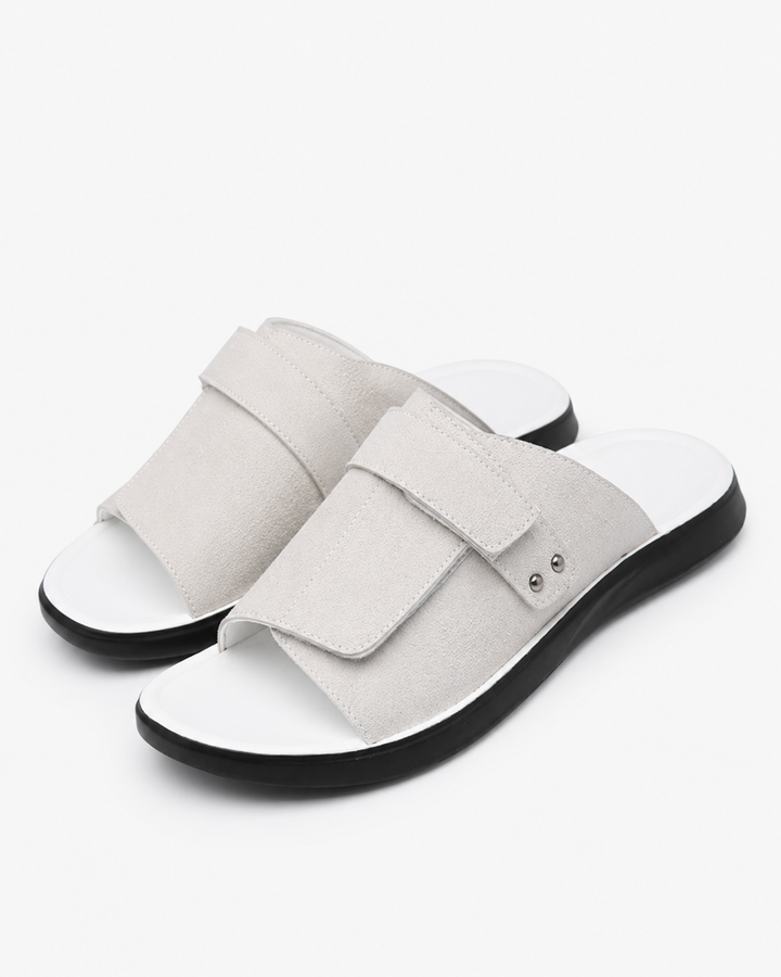 Leichte Herren Komfort Sandalen mit flacher Sohle und Klettverschluss, ideal für Strand & Reisen.