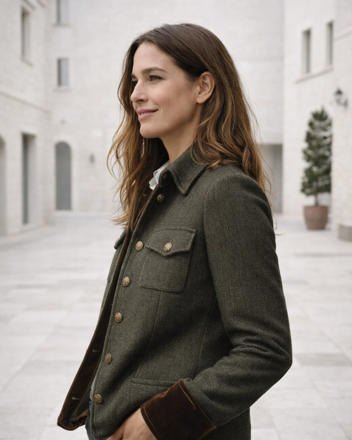 Klassische grüne Damen Tweedjacke, modern tailliert. Elegante Oberbekleidung für Business und Freizeit.