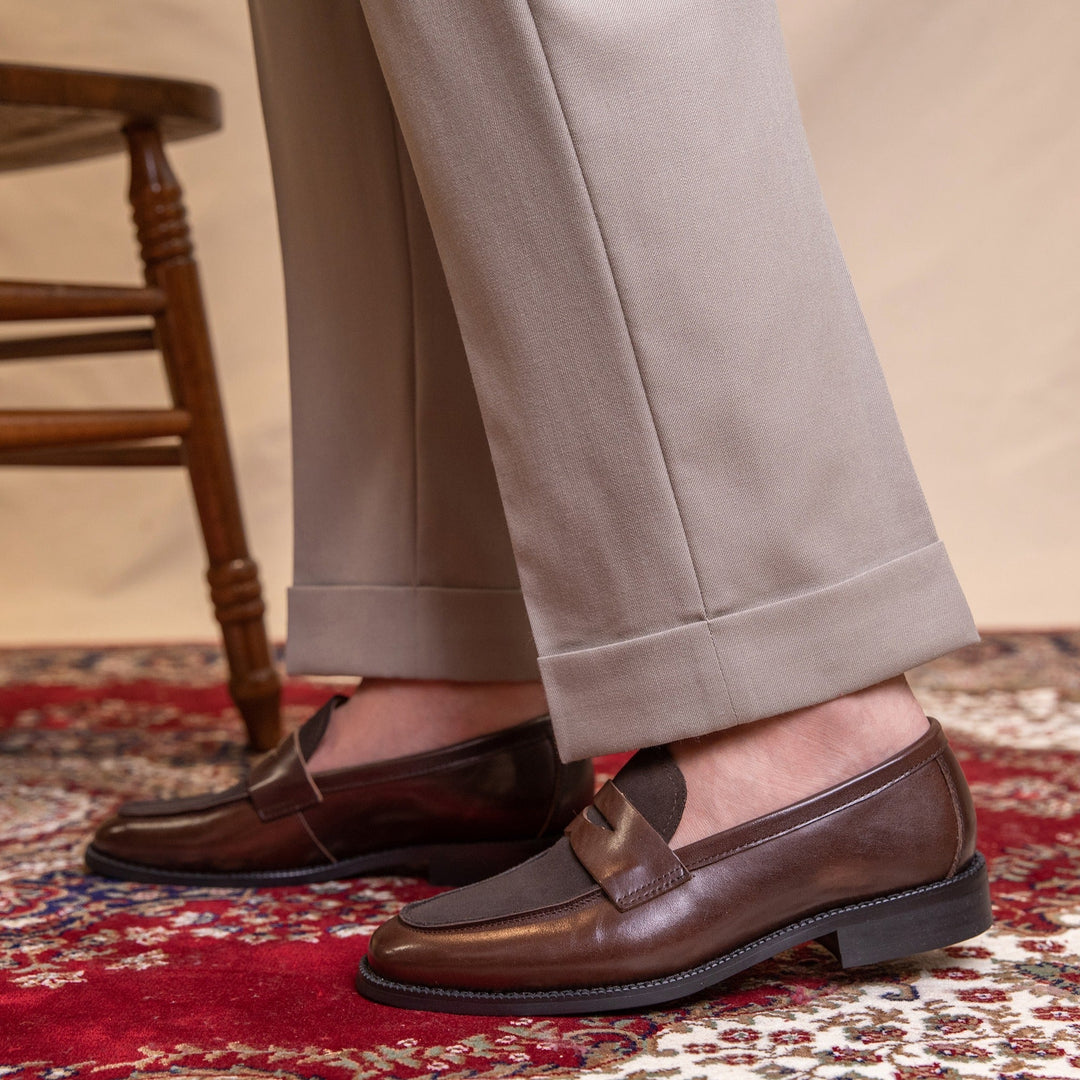 Moderner Mann trägt elegante dunkelbraune Herren Penny Loafer, vielseitiges Schuhwerk für jeden Anlass.