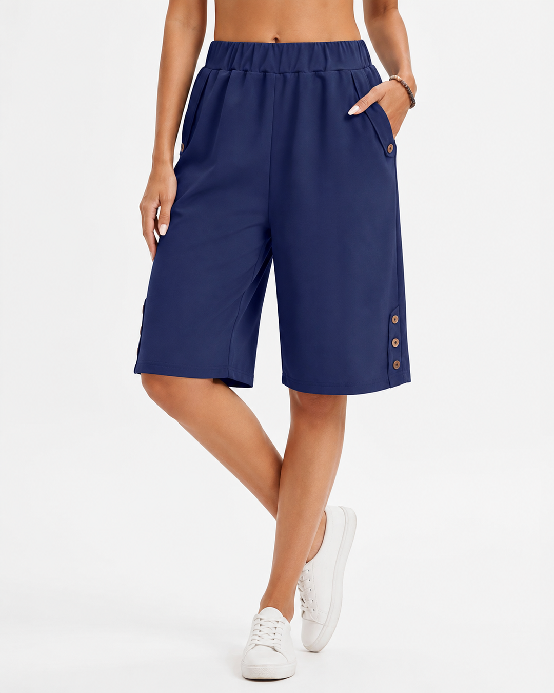 Kurze Damen Sommer Shorts in moderner Passform mit hoher Taille und dehnbarem Bund für warme Tage.