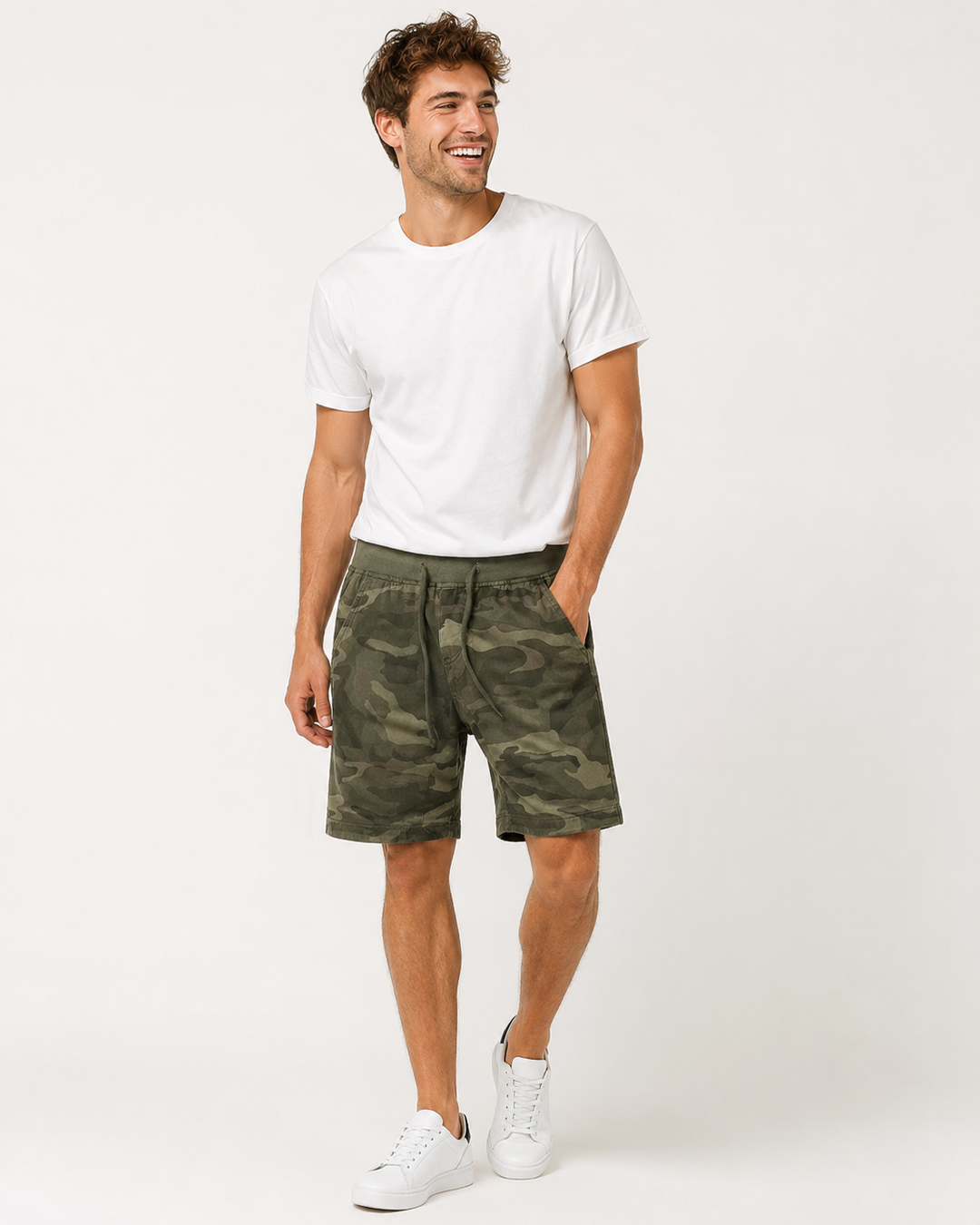 Moderne Herren Camouflage Shorts, Grün-Grau. Vielseitige Freizeitshorts & Outdoorbekleidung für sportliche Männer.