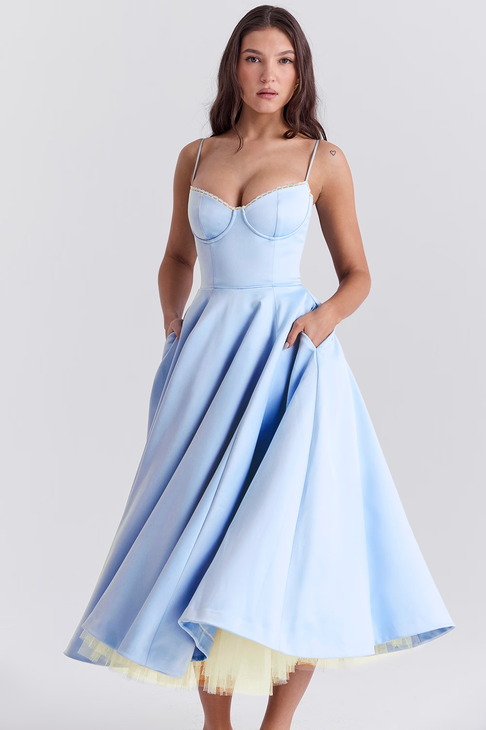 Festliches Cocktailkleid für Damen, perfektes Abendkleid für Hochzeitsgäste und besondere Anlässe.